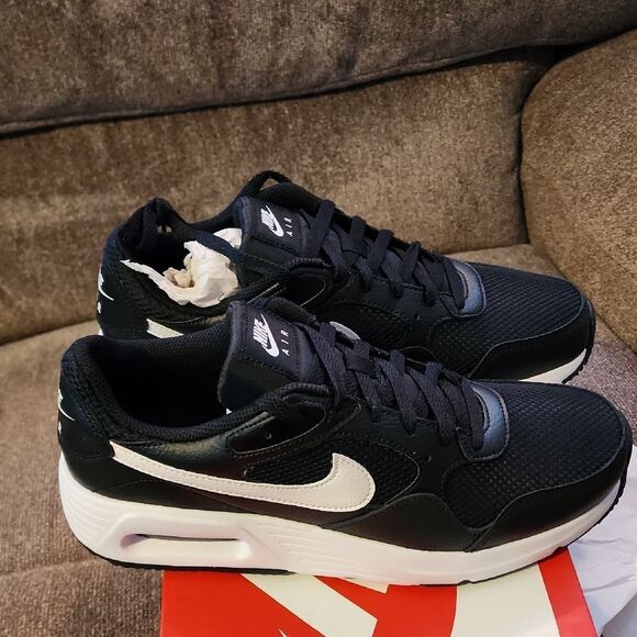 Nike Air Max NWOT Black and White Air Max Sneakers men's 9 in OG BOX - Picture 1 of 5